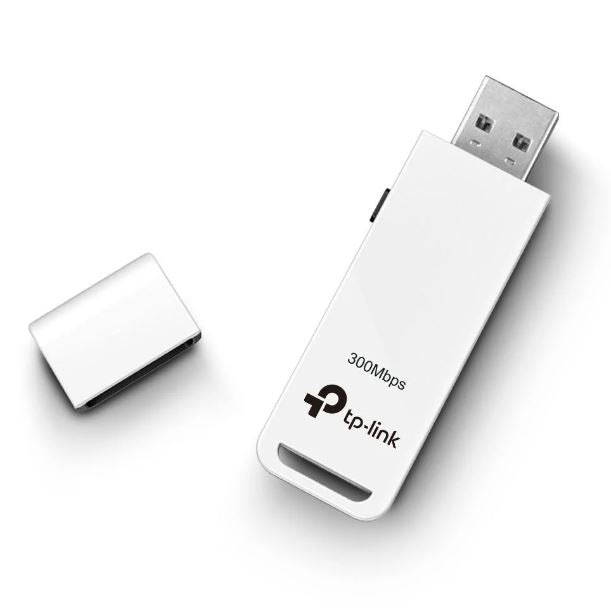Adaptador TP-Link modelo TL-WN821N fondo blanco