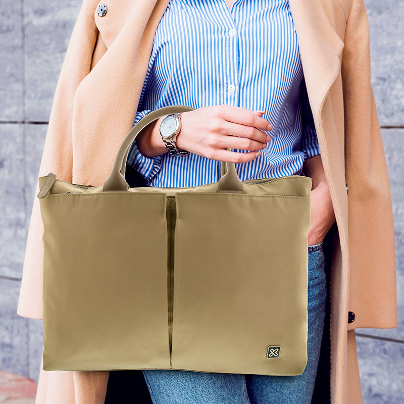 Mujer ejecutiva cargando Bolso para notebook modelo Amalfi marca Klip Xtreme color beige.