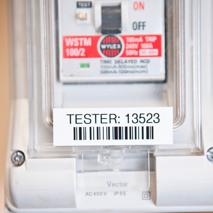 Panel Eléctrico Tester etiquetado con Cinta Brother Adhesiva TZE-251 blanca letras negras, 24 mm de ancho que permite identificar áreas y zonas de cuidado.