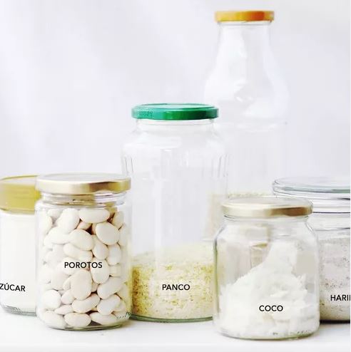 Botellas de vidrio etiquetadas con cintas adhesivas TZe de Brother que pueden aplicarse a distintas superficies ya que soportan manipulación, humedad y calor.